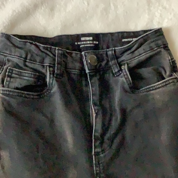 Cotton:On Stretch Mom Jeans with Ripped Knee in Washed black - Picture 3 of 10